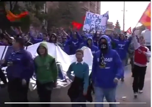 Αλβανοσκοπιανοί στο Τέτοβο κρατούν πανό που βρίζει την Ελλάδα (βίντεο)